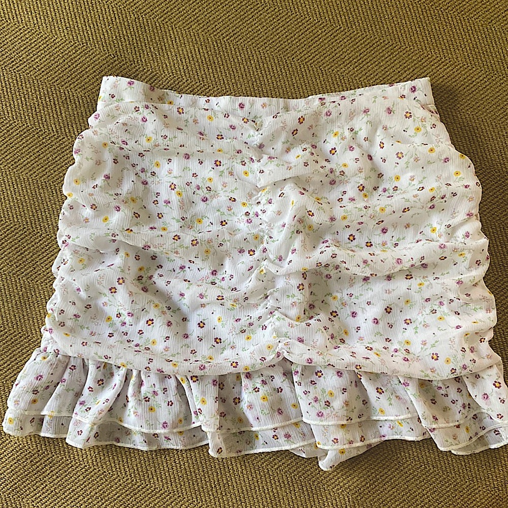Floral ruffle skirt with a zipper on the back